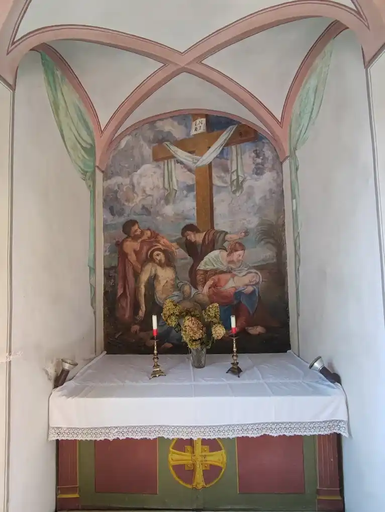 Interior de la iglesia con frescos antiguos en las paredes y luz natural entrando por las ventanas.