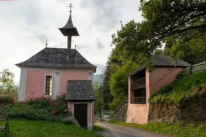 Fachada de la Iglesia Dividida de Gmünd, con la carretera cruzando entre sus dos mitades. Sankt Maria zu Gmünd (Geteilte Kirche)