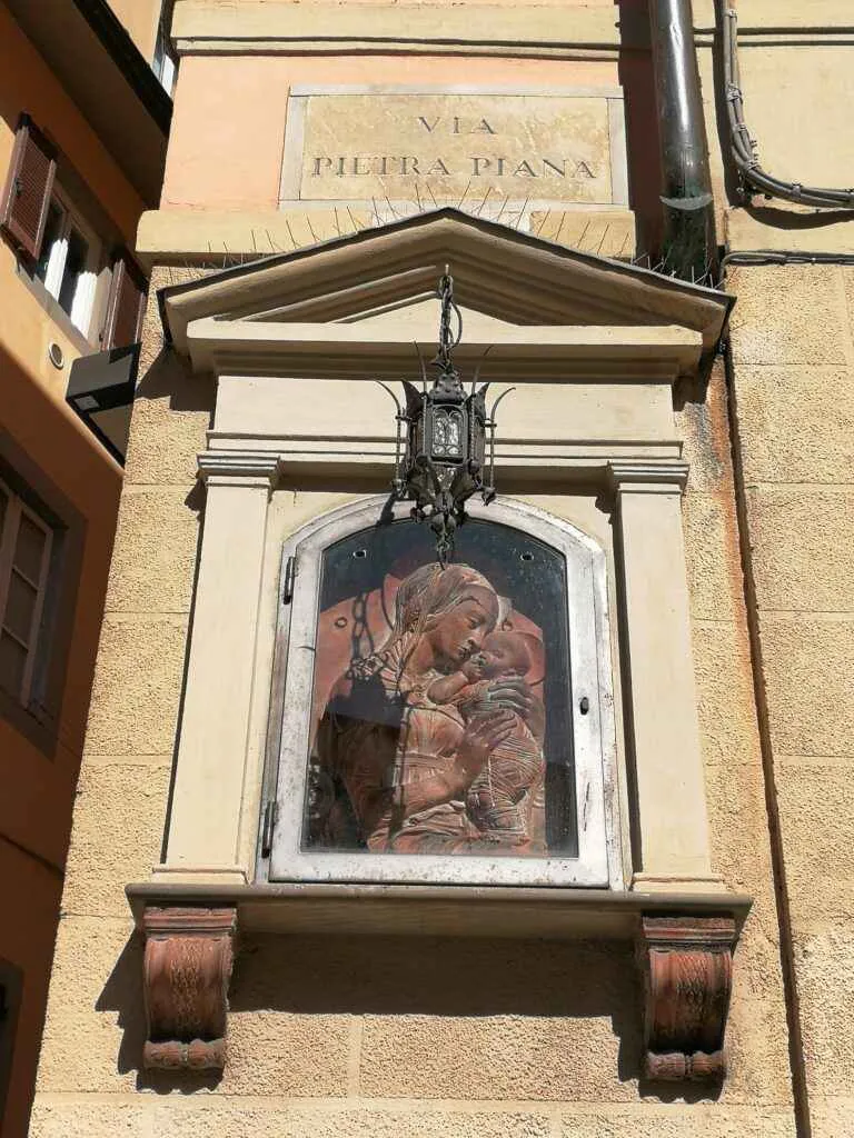 via pietrapiana florencia italia madonna de donatello