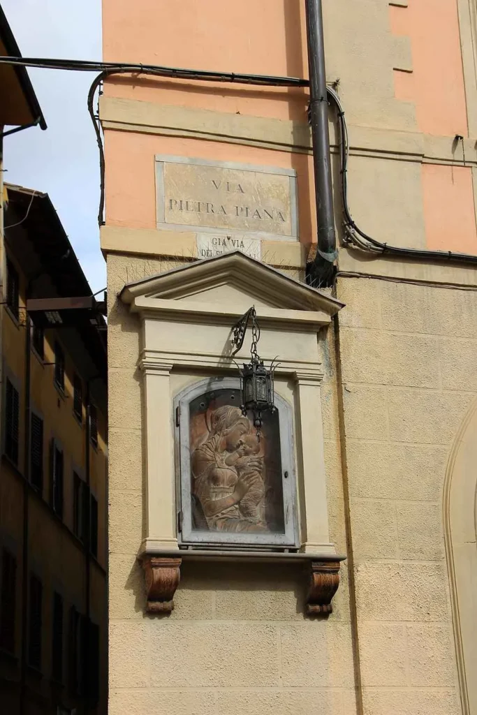 madonna di donatello florencia italia
