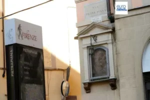 La virgen o la madonna di via pietrapiana en una fachada de una calle de florencia italia