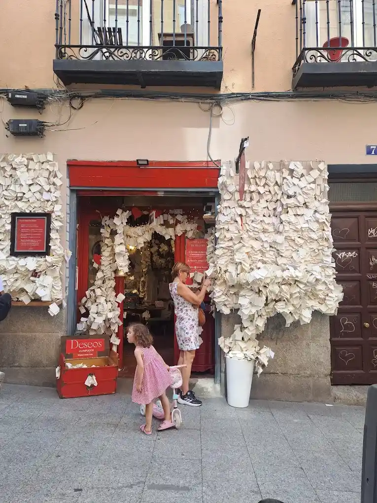 mujer poniendo su deseo en el cordel de la tienda de los deseos