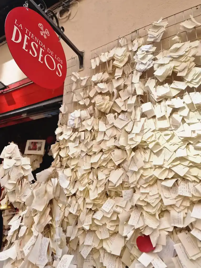 muro exterior de la tienda de los deseos cubierto de papelitos con deseos escritos