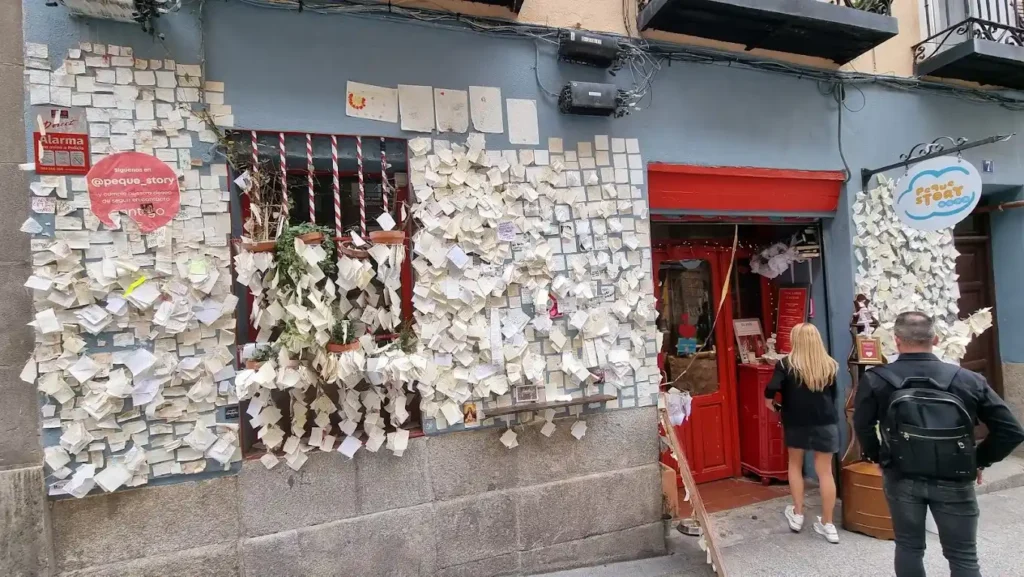 personas escribiendo su deseo en la tienda de los deseos