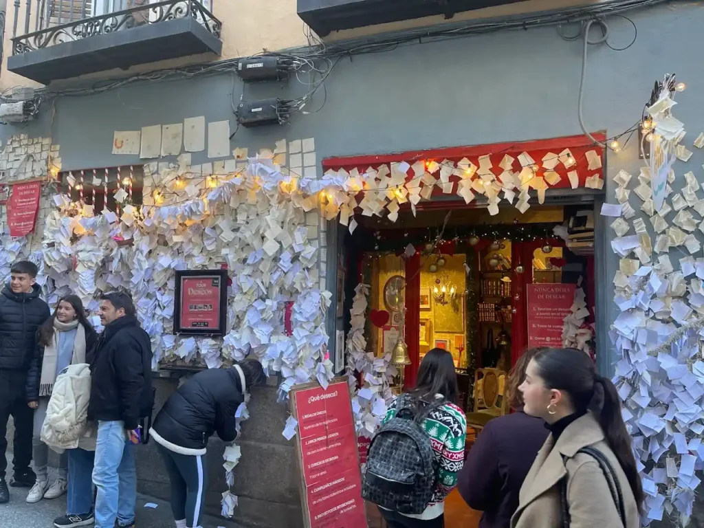 personas haciendo fila para poder dejar su deseo en la tienda de los deseos
