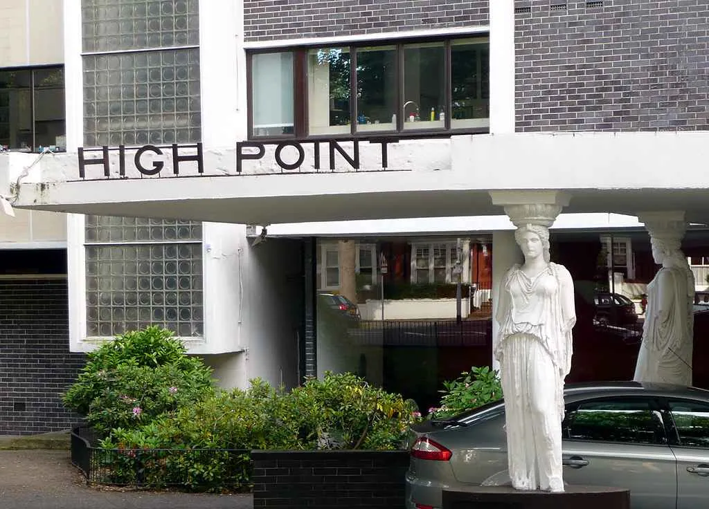 Estructuras femeninas sosteniendo el alero del penthouse en Highpoint II, diseño de Lubetkin.