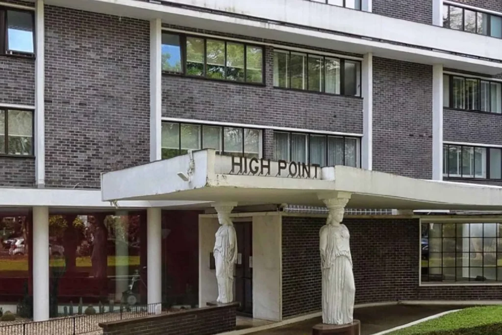 Vista frontal de las cariátides que decoran al de Highpoint II, símbolo del modernismo británico