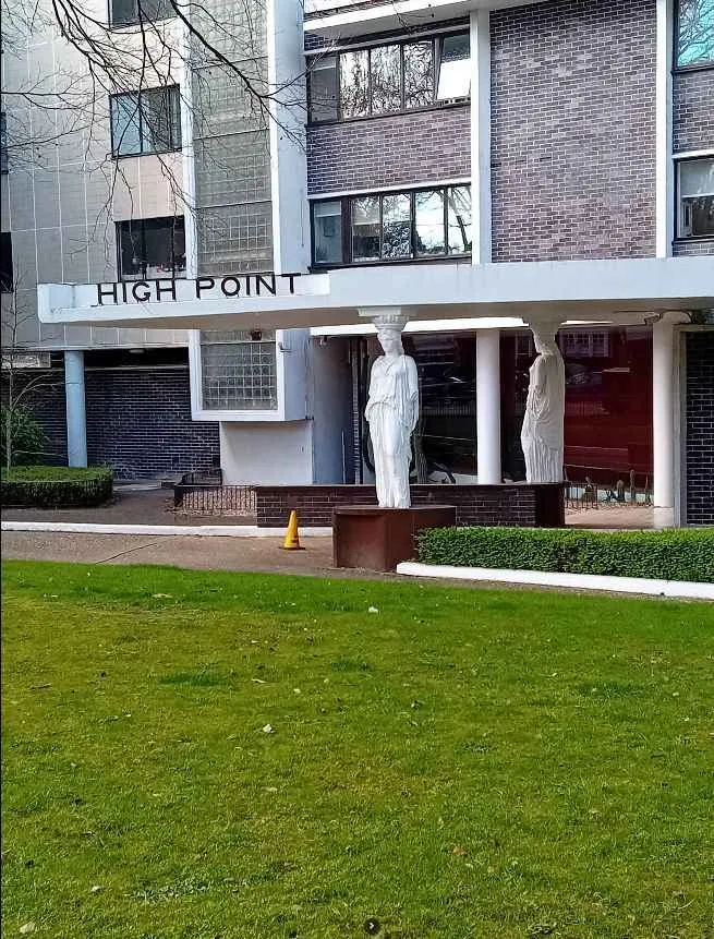 Cariátides de hormigón blanco inspiradas en la Grecia clásica en la terraza de Highpoint II