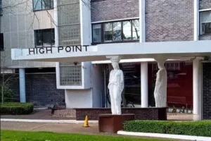 Cariátides modernistas sosteniendo el techo del penthouse en Highpoint II, obra de Berthold Lubetkin.