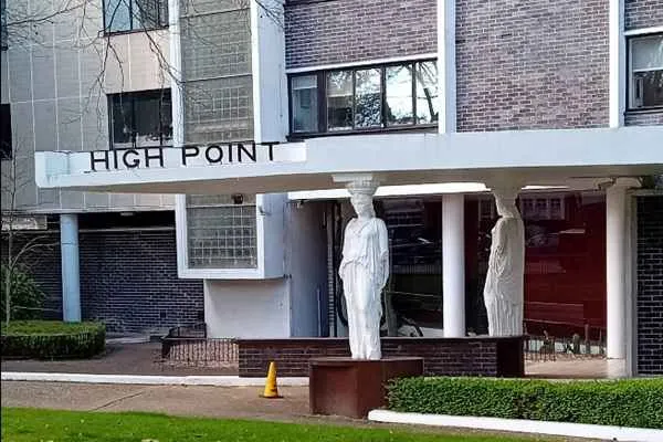 Cariátides modernistas sosteniendo el techo del penthouse en Highpoint II, obra de Berthold Lubetkin.