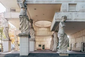 Un edificio en esquina sostenido por 18 estatuas cariatides de venus de milo