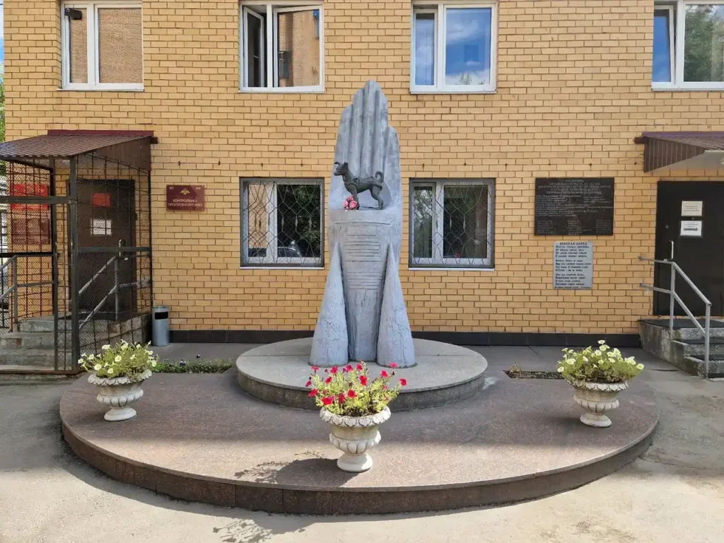 Escultura de Laika, símbolo de los comienzos de la exploración espacial humana.