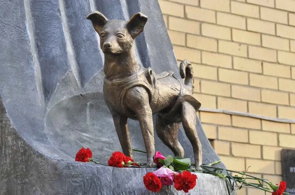 Homenaje en bronce a Laika, la perra espacial soviética.