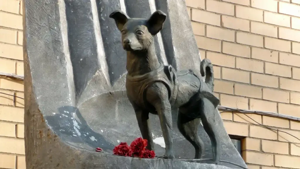 Monumento a Laika en Moscú, recordando su histórico vuelo en 1957.