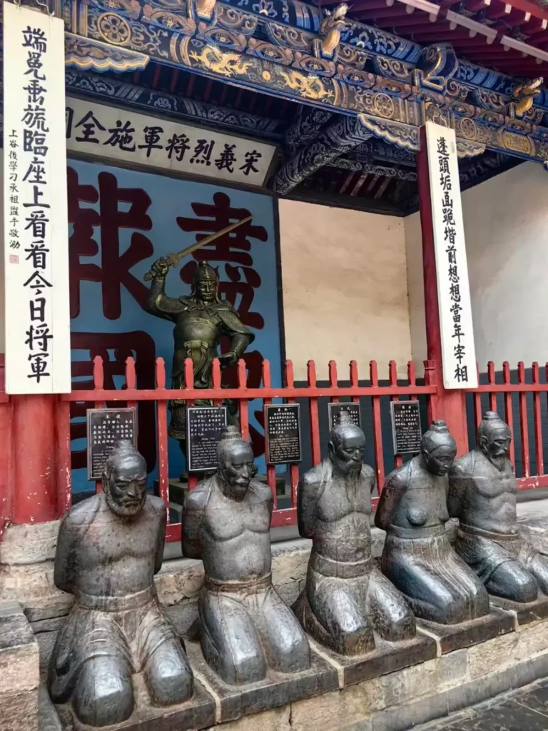 estatua arodillada de qin hui y sus complices