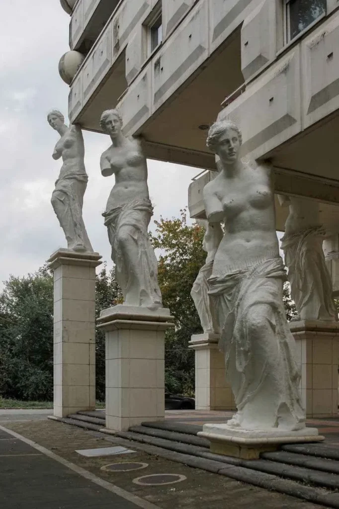 Arquitectura posmoderna con estatuas clásicas.