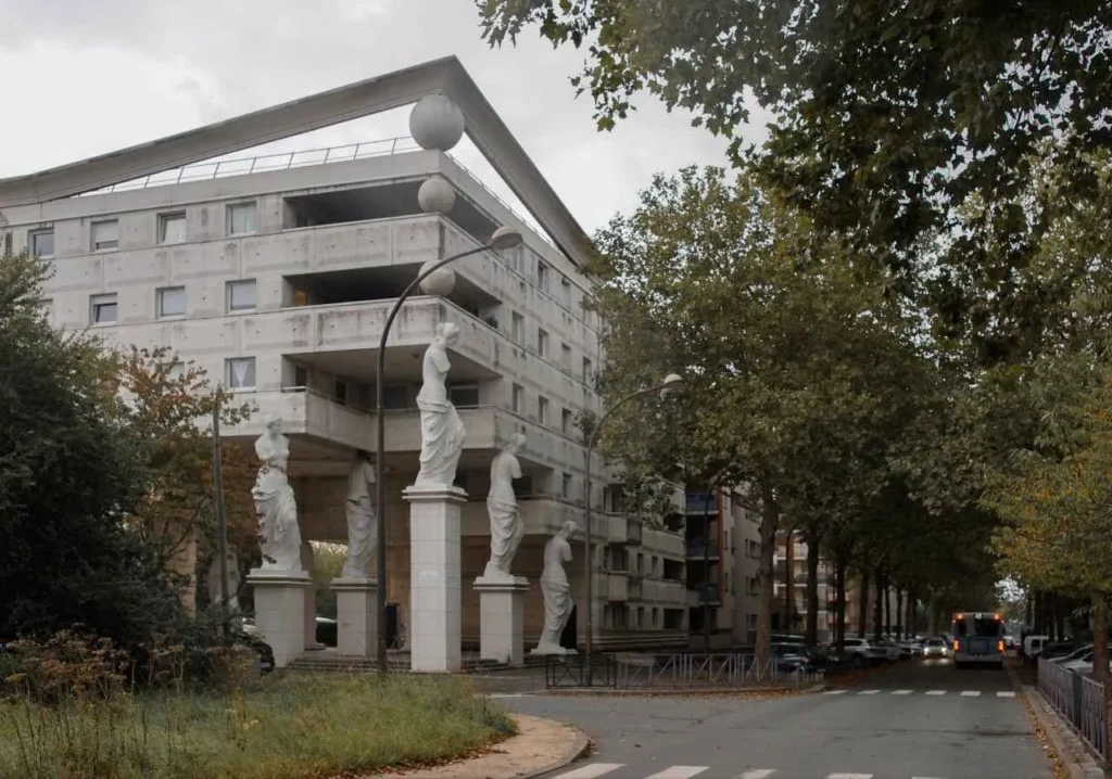 Un edificio en esquina sostenido por 18 estatuas