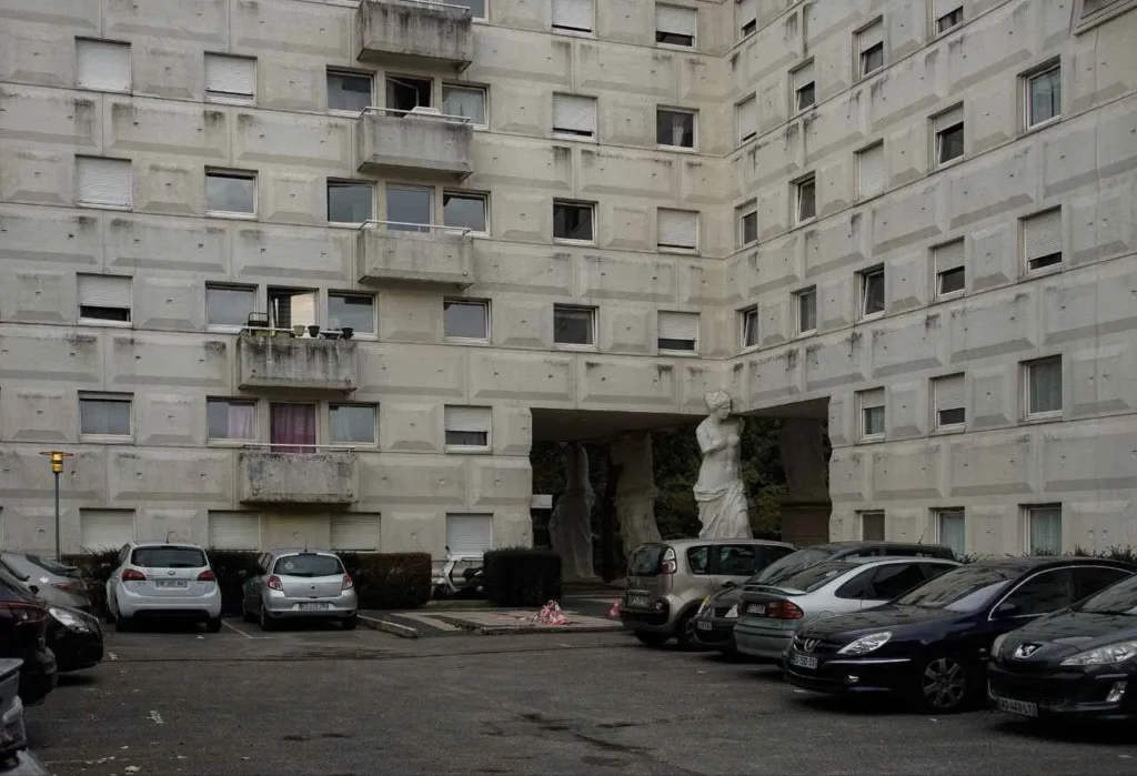 Fachada con enormes cariátides que sostienen el edificio