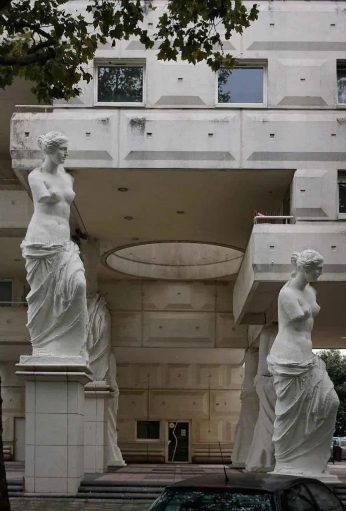 Figuras neoclásicas en un entorno moderno