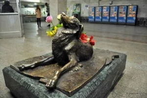 estatua en honor a un perro asesinado en el metro de moscu