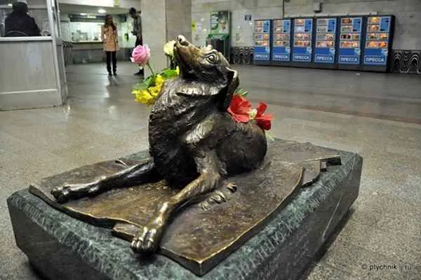 estatua en honor a un perro asesinado en el metro de moscu