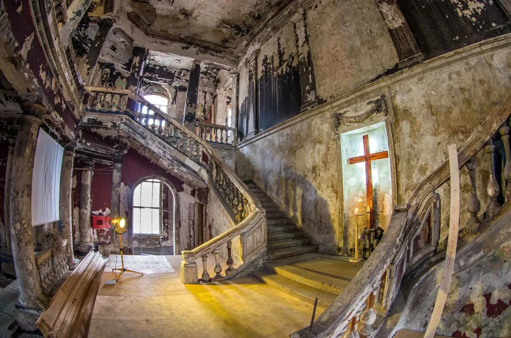 altar de la iglesia santa ana san petersburgo con cicatrices del incendio