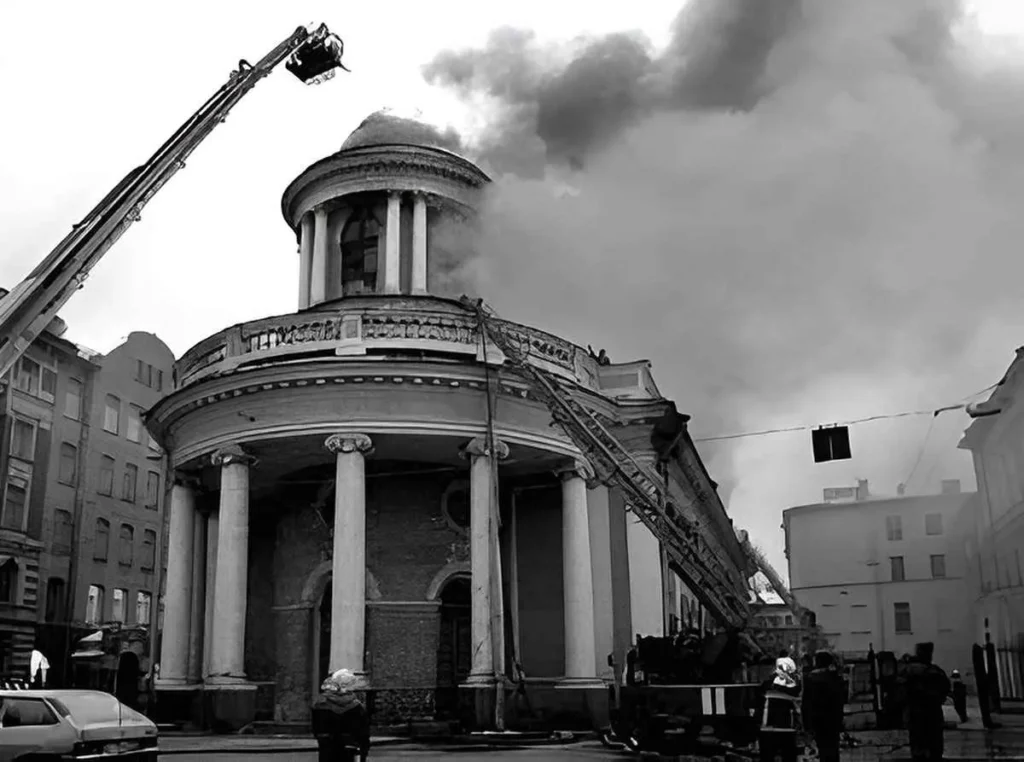 Momento exacto del incendio en 2002 en annenkirche san petersburgo