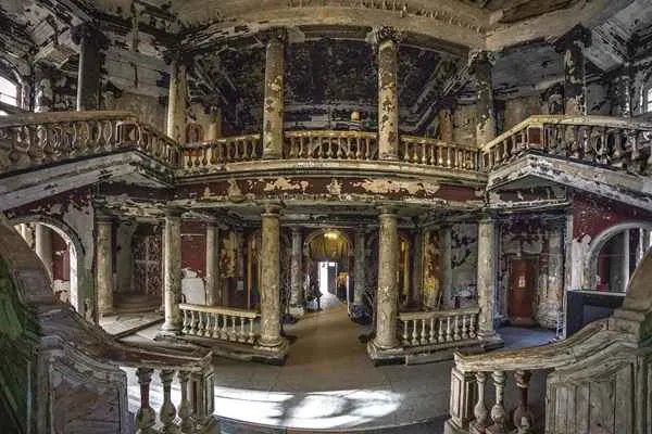 iglesia luterana que sobrevivio a un incendio hoy es una atraccion turistica en san petersburgo
