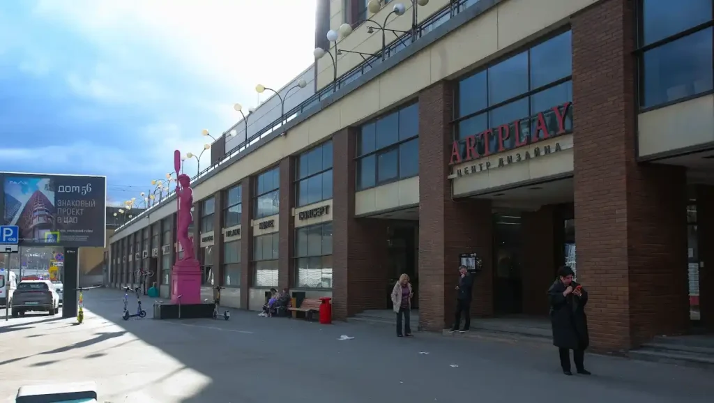 david de miguel angel rosa fuera del edificio de arte en moscu