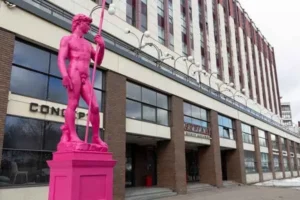 copia color rosa a escala natural del david de miguel angel en moscu rusia