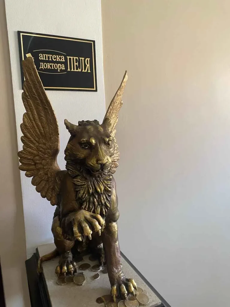 estatua de un grifon simbolo de la farmacia