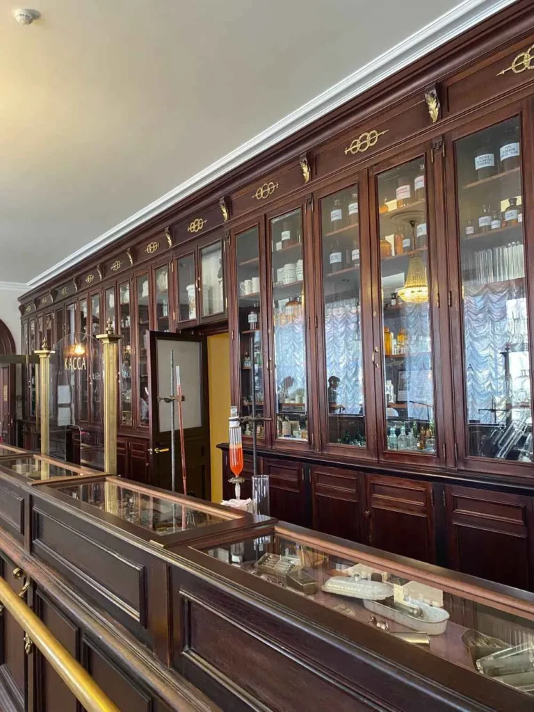 interior de la farmacia del doctor pel