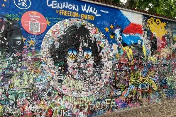 el legendario muro de John Lennon o muro de la paz en republica checa