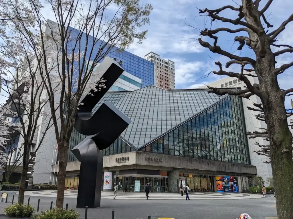 fachada principal del teatro metropolitano de tokio