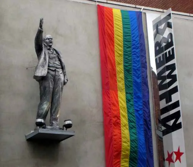 Estatua de Lenin con la bandera arcoiris en belfast