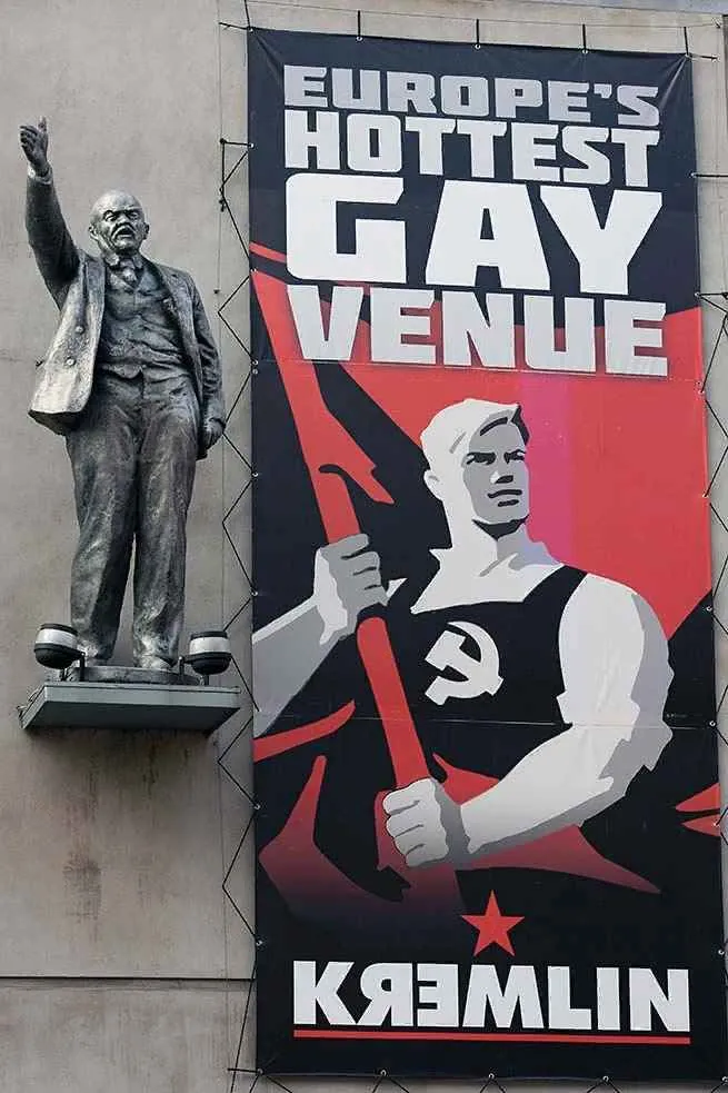 publicidad gay estilo propaganda sovietica con estatua de lenin alzando el brazo en la fachada del club gay kremlin