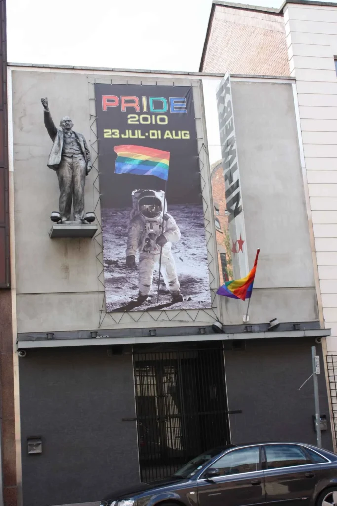 anuncio de la semana del orgullo gay de 2010 junto a una estatua de lenin en belfast
