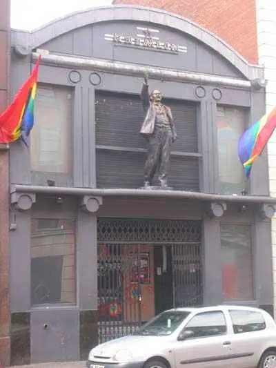 Antigua fachada del club “Kremlin” siempre con Lenin presente a principios de los 2000.