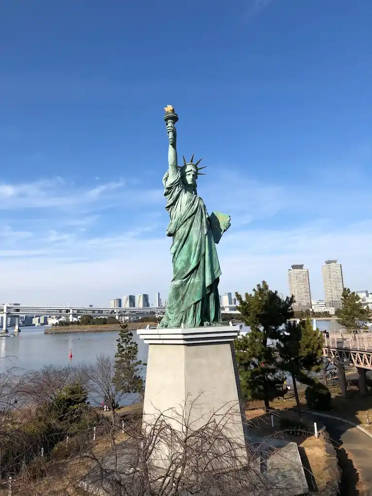 La réplica de la Estatua de la Libertad de Tokio, en Odaiba