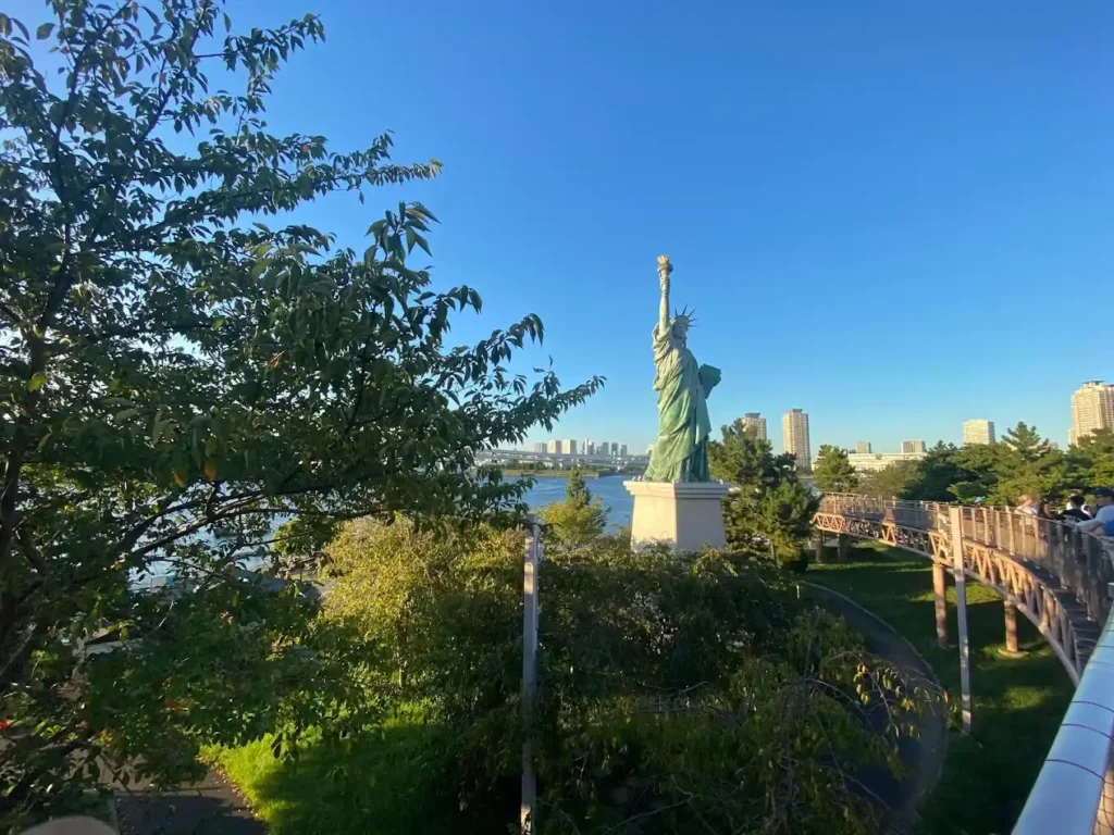 Réplica de la Estatua de la Libertad de Odaiba, Tokio, durante el atardecer