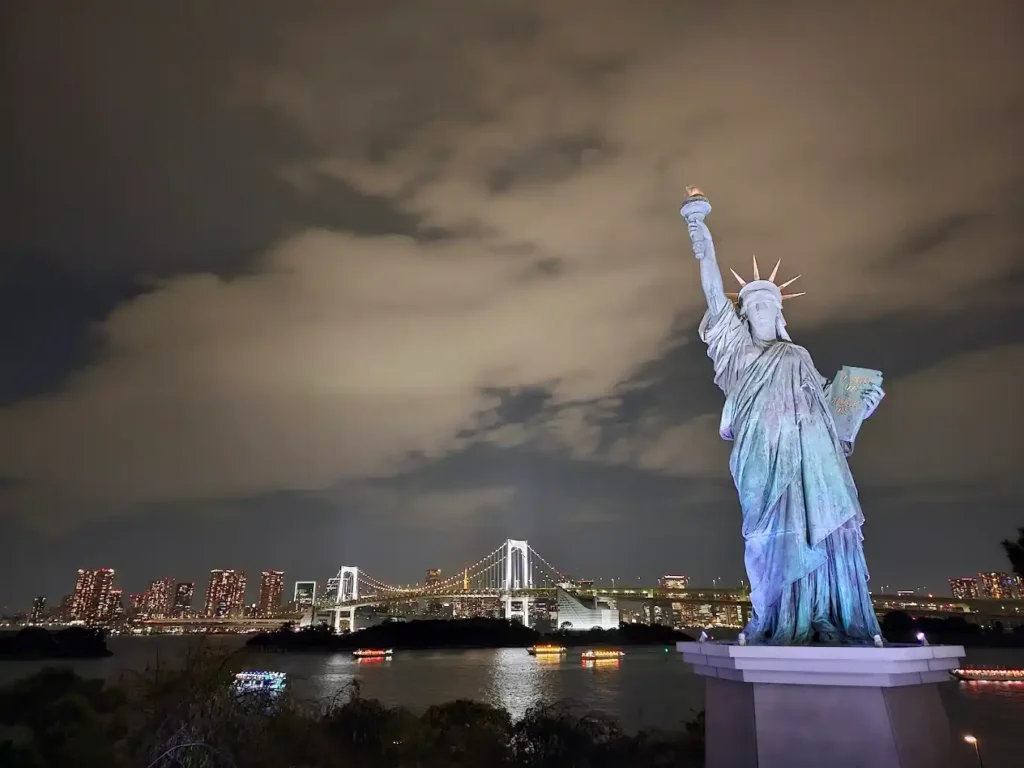 Famosa Estatua de la Libertad en el distrito de Odaiba de noche