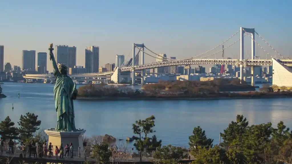 La estatua francesa en la bahía de Tokio, en Odaiba