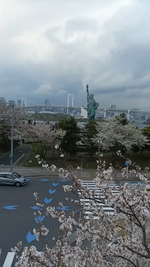 Estatua de la Libertad de Odaiba, con la silueta de la ciudad