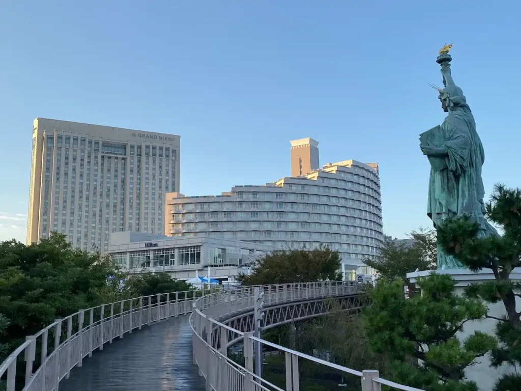 Estatua de la Libertad en Odaiba, que domina el horizonte de Tokio