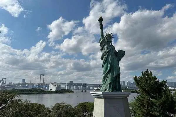 Estatua de la Libertad de Odaiba con el Puente Arcoíris de fondo