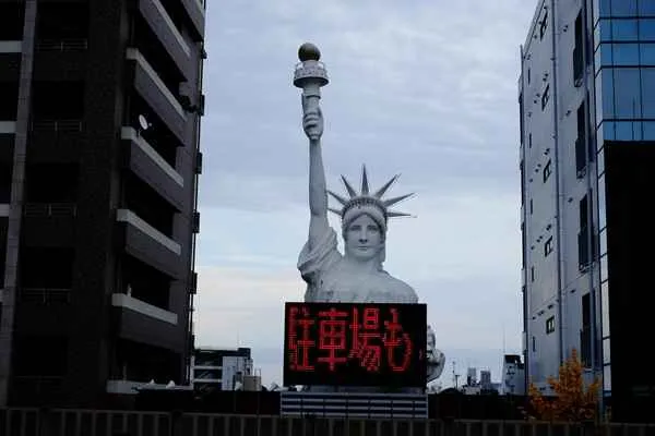 estatua de la libertad en higashimikuni osaka
