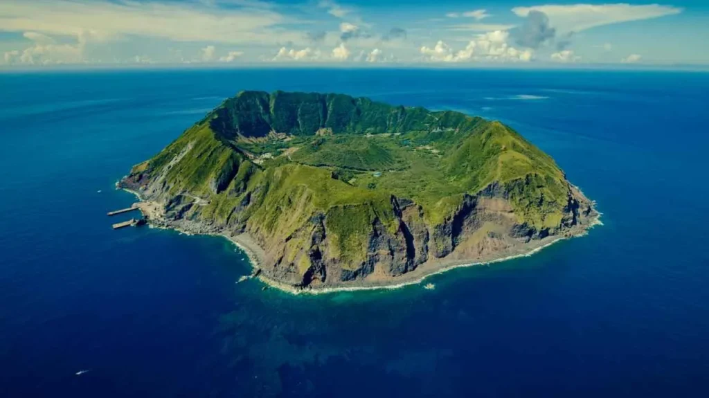 Vista desde arriba, se puede ver claramente la doble caldera, característica distintiva de Aogashima.
