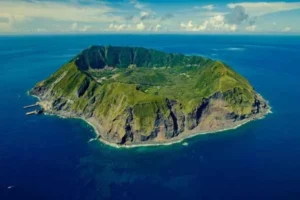 Vista desde arriba, se puede ver claramente la doble caldera, característica distintiva de Aogashima.