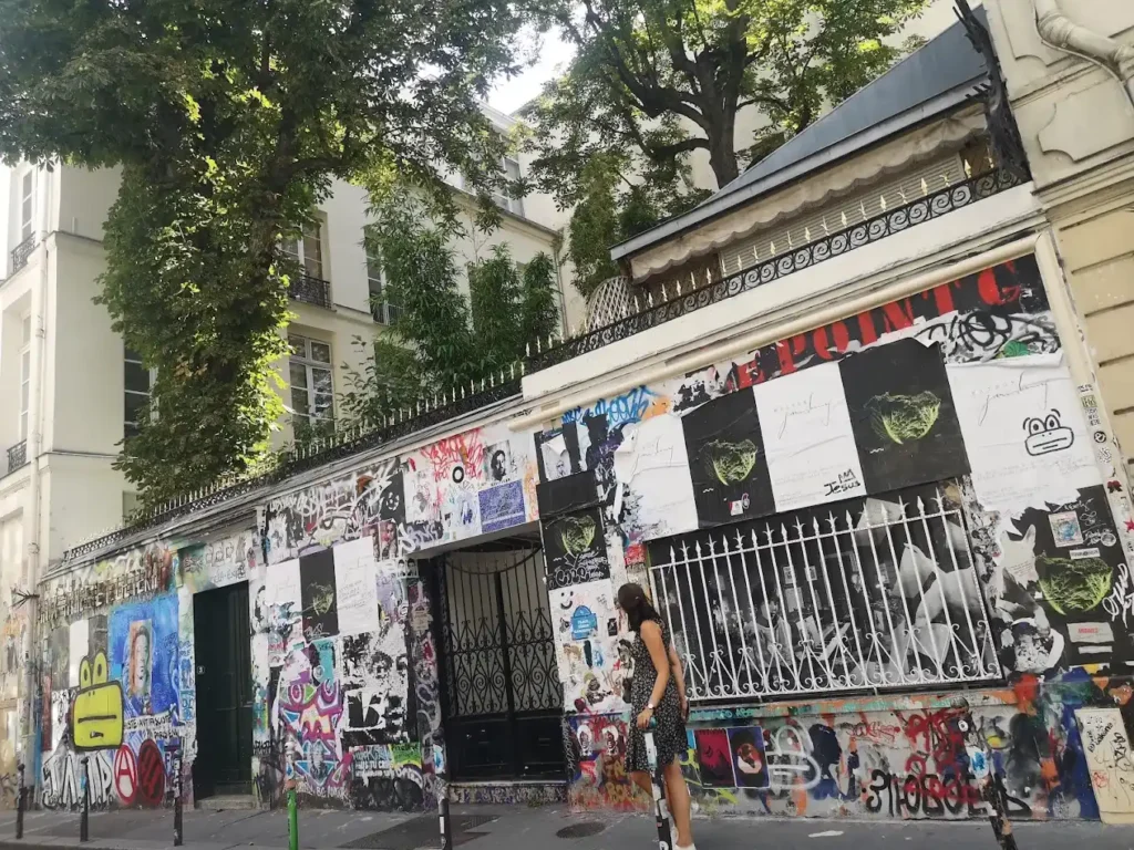 una turista visitando la casa museo de serge gainsbourg