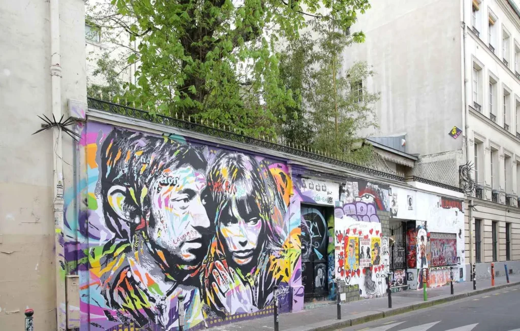antigua casa de serge gainsbourg en paris con la fachada llena de graffittis